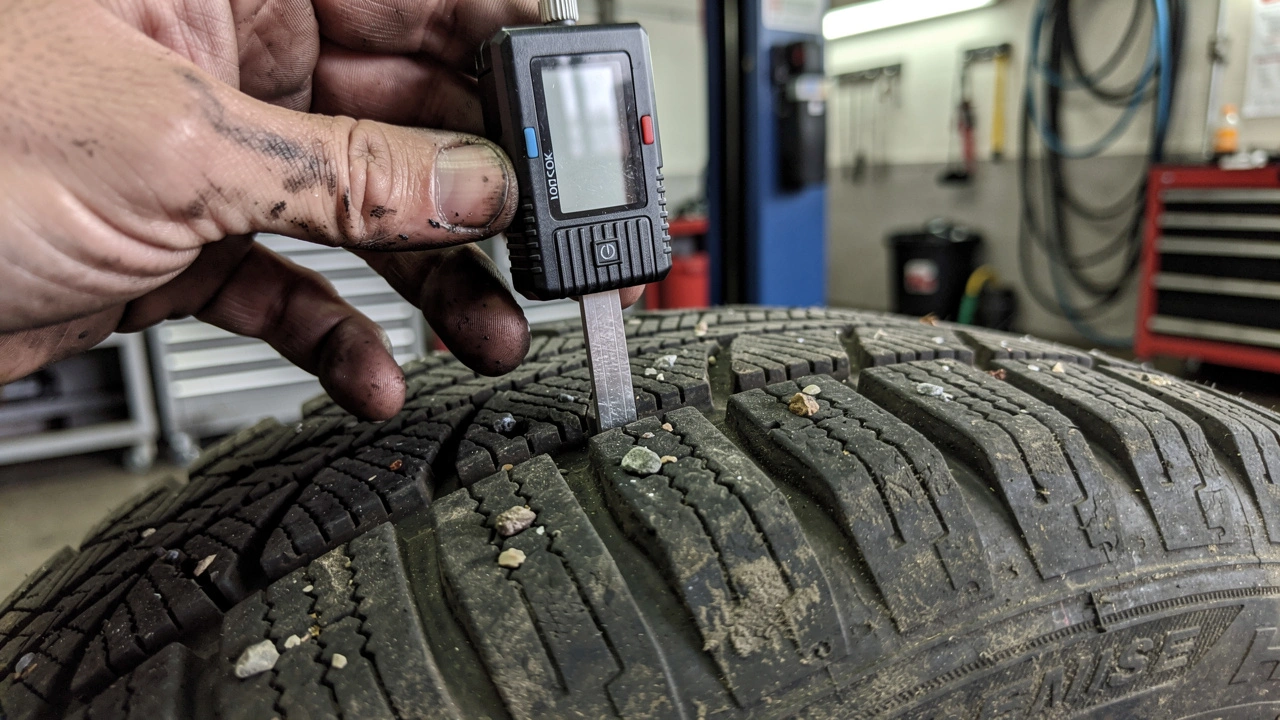 Mechanik mierzący głębokość bieżnika opony zimowej